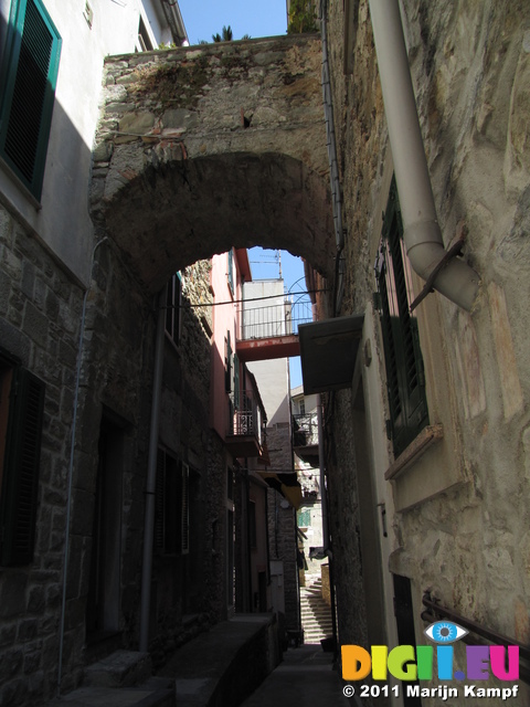 SX19664 Balconies and bridges in Corniglia, Cinque Terre, Italy